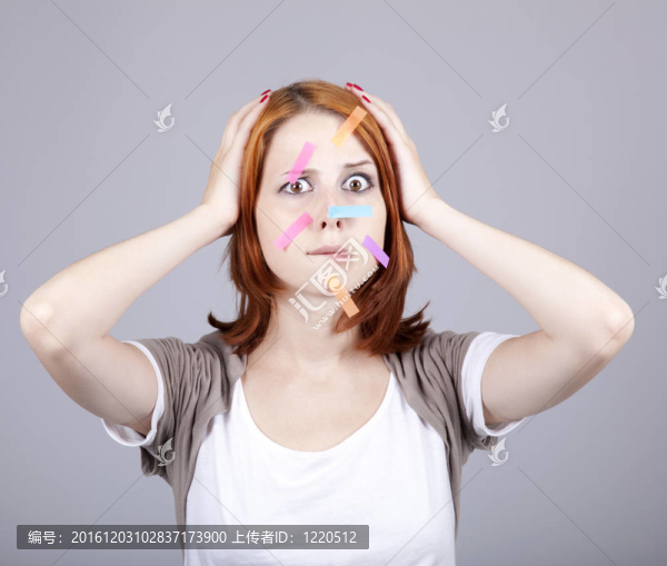 紅頭發(fā)的女性困惑與筆記的臉。