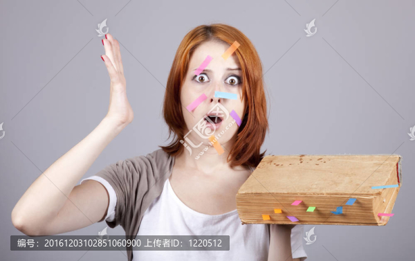 紅頭發(fā)的女商人在臉書和筆記。