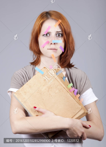 紅頭發(fā)的女商人在臉書和筆記。
