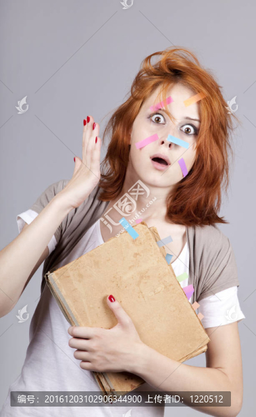 紅頭發(fā)的女商人在臉書和筆記。