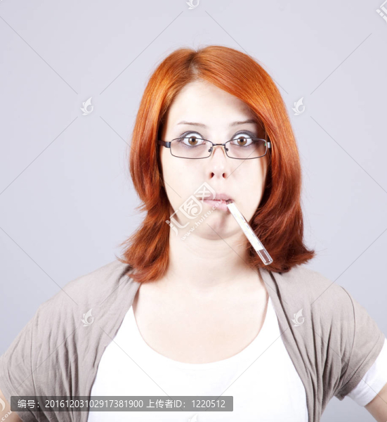 年輕婦女與溫度計在嘴里