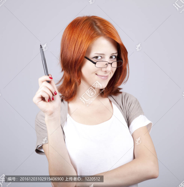 年輕婦女與手寫筆