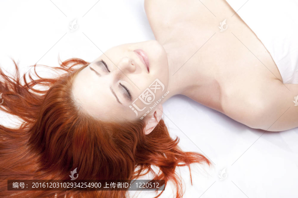 特寫鏡頭拍攝美麗的年輕女士在紅頭發(fā)。