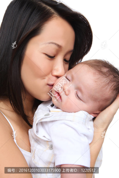 母親抱著年幼的兒子