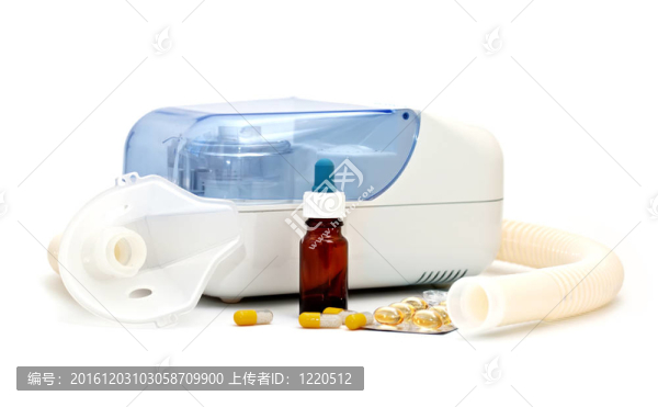 白色背景上的超聲波霧化器和藥品