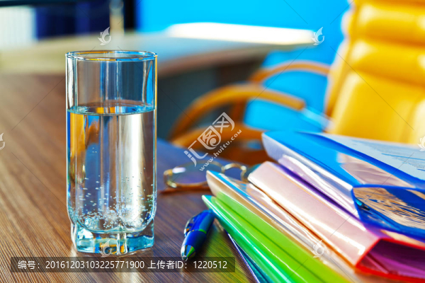 辦公室里的水玻璃