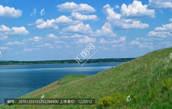 平靜的湖水和多云的天空