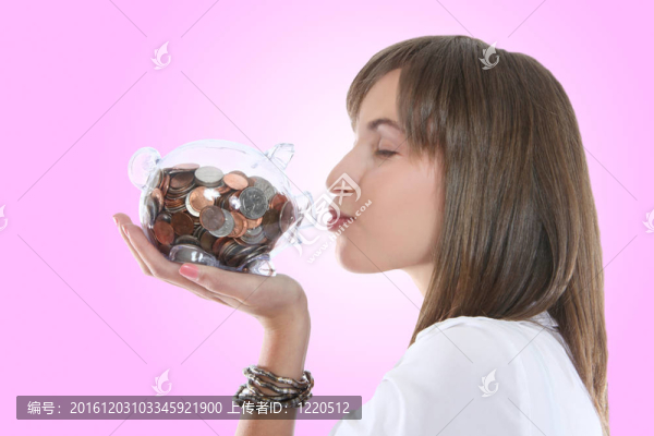 漂亮的女人吻小豬銀行
