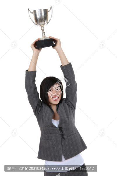 女子拿著獎杯杯