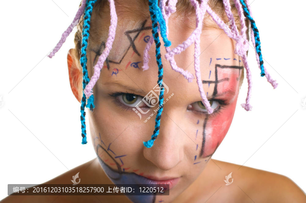 編辮子和幾何化妝的女孩
