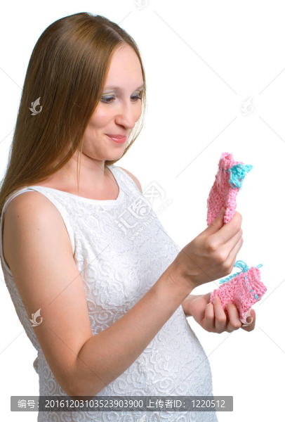 孕婦在手中的毛線鞋