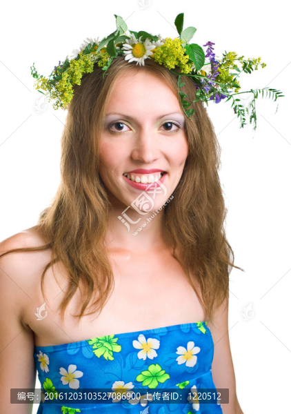 微笑著的女人帶著花環(huán)