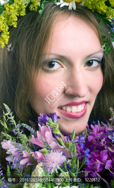 微笑的年輕女性鮮花