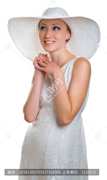 微笑的女人穿著白色的帽子和衣服
