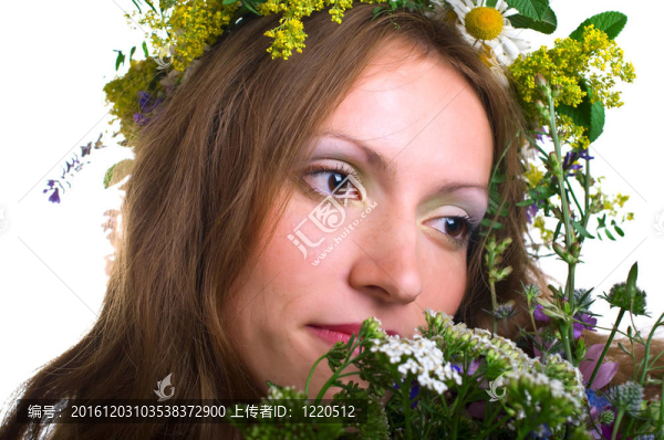 帶花的年輕女性
