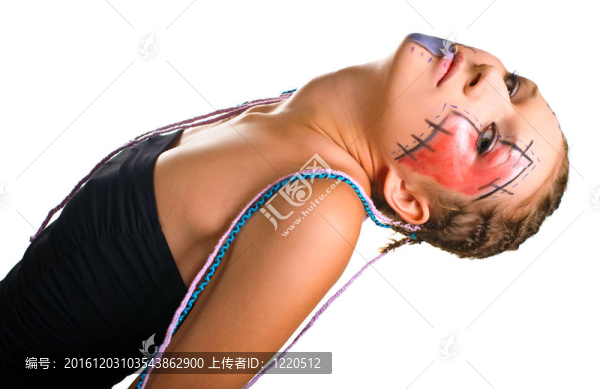 編辮子和幾何化妝的女孩