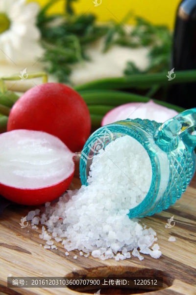 蔬菜；香草和鹽