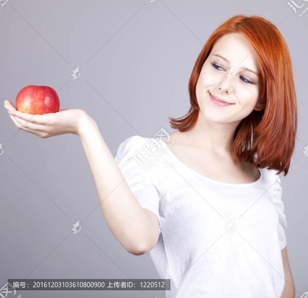 手上有紅蘋果的女孩