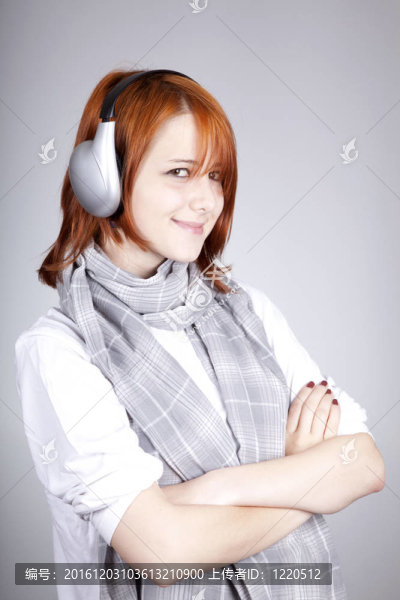 帶現(xiàn)代耳機(jī)的女孩。