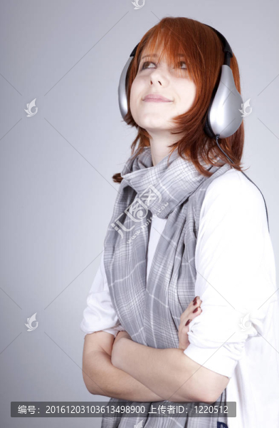 帶現(xiàn)代耳機(jī)的女孩。