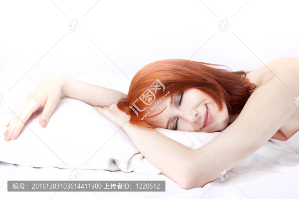 躺在床上的紅頭發(fā)的女孩