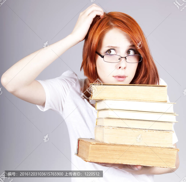 紅頭發(fā)的女商人把書在手。