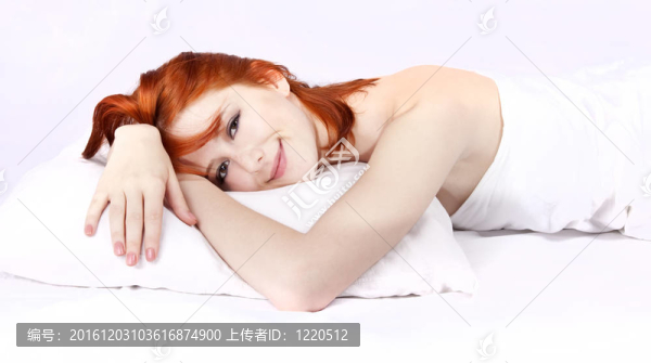 躺在床上的紅頭發(fā)的女孩