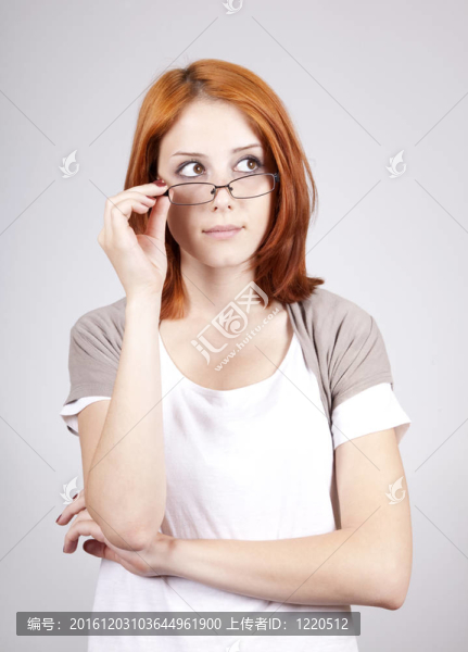 戴眼鏡的年輕女性的白。