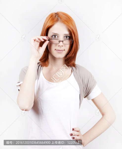 戴眼鏡的年輕女性的白。