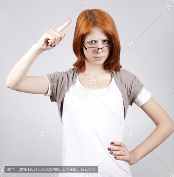 戴眼鏡的年輕女性的白。