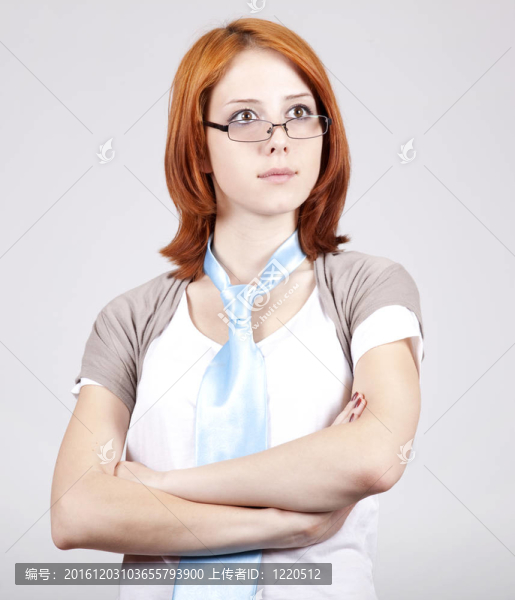 在白色的領帶和眼鏡的年輕女性