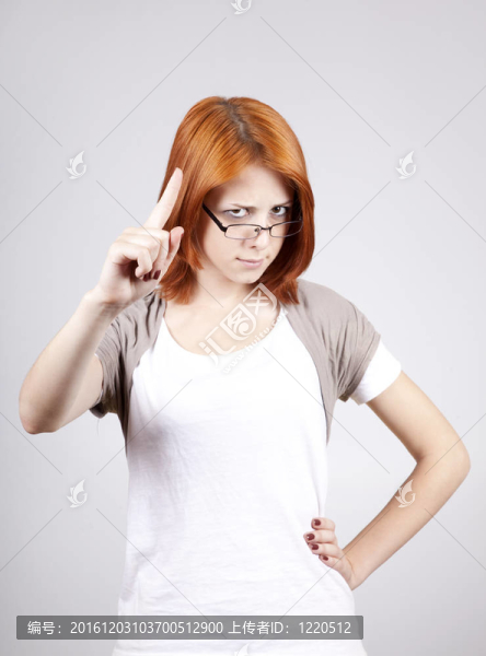 戴眼鏡的年輕女性的白。