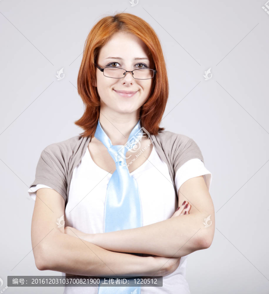 在白色的領(lǐng)帶和眼鏡的年輕女性