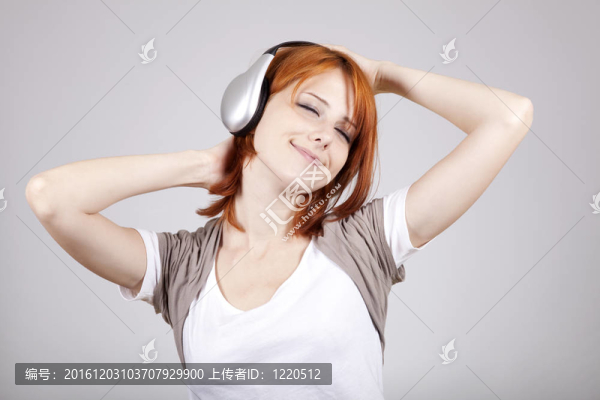 帶現(xiàn)代耳機(jī)的女孩。