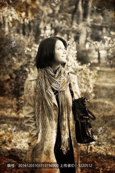 公園里的時尚女孩。