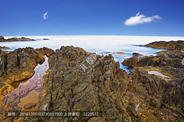 巖石海岸的看法；長(zhǎng)曝光鏡頭