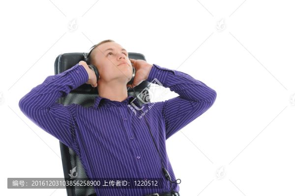 帶耳機(jī)聽音樂的人