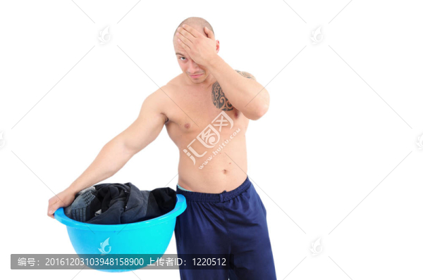 年輕的肌肉男人正在洗衣服