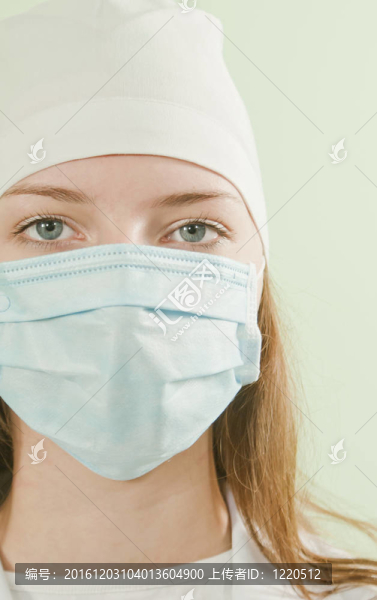 戴面具的年輕女士醫(yī)生