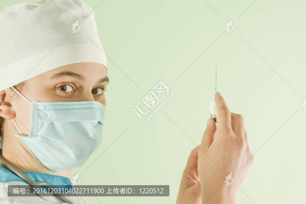 帶注射器的年輕女醫(yī)生