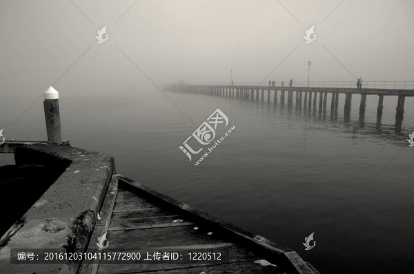 冬季；海上薄霧