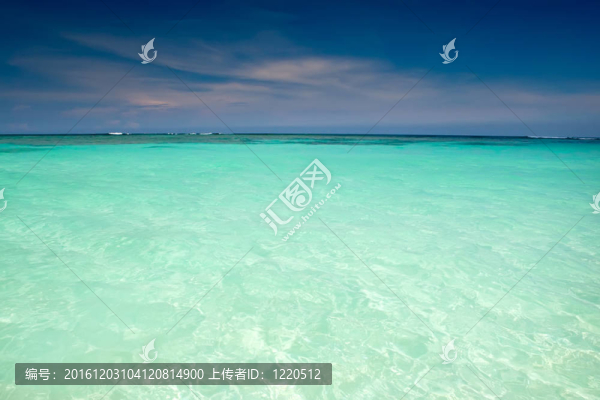 青藍(lán)色的海洋有云的天空下