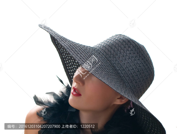 黑帽和圍巾的婦女在白色