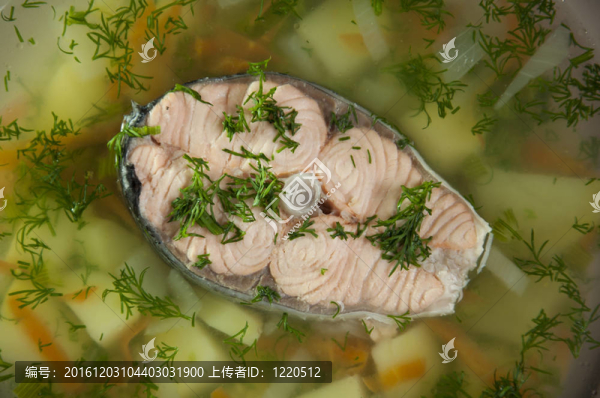 帶藥草的鱒魚的耳朵