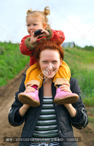有一個小孩的年輕女人