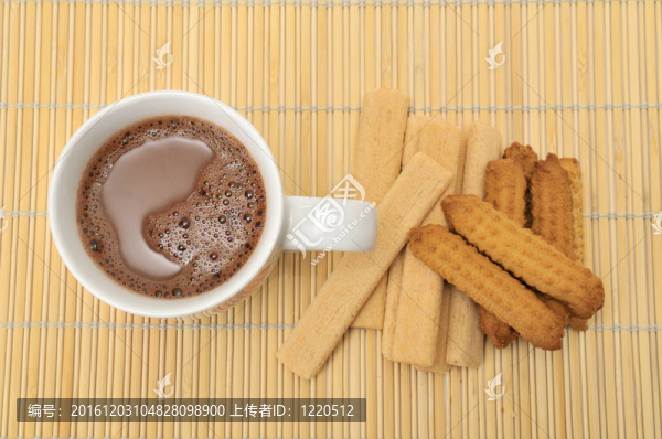 一杯咖啡和餅干