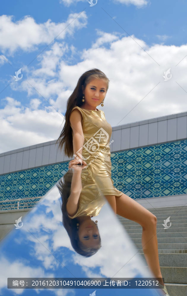穿著金色連衣裙的女孩
