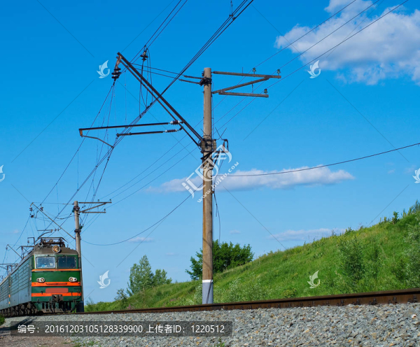綠色的機(jī)車-匯圖網(wǎng) www.fosd68.com 綠色的機(jī)車