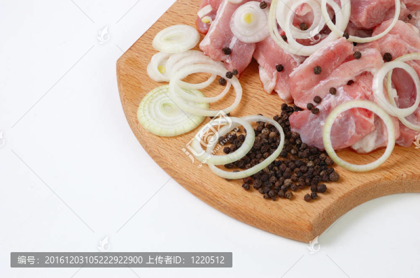 木板上的生肉