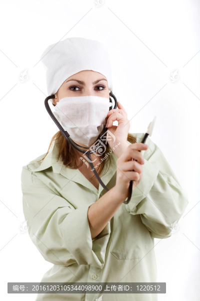 用聽診器在白色口罩的護士